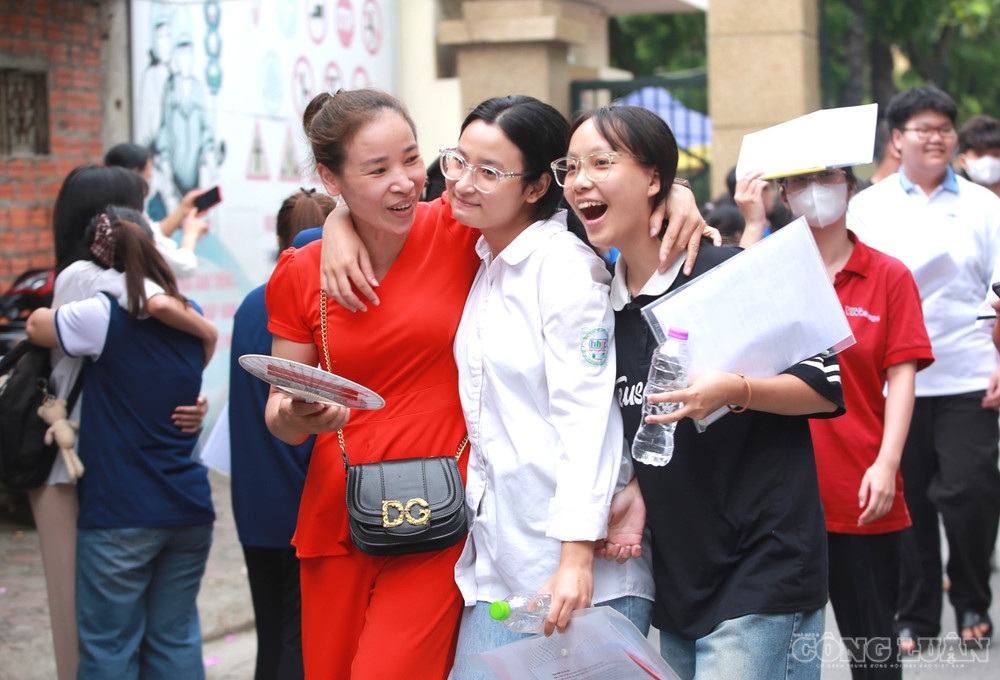 Bên ngoài cổng trường, nhiều phụ huynh đã chờ sẵn để đón con sau môn thi đầu tiên. clo_br_6r4a6429.jpg