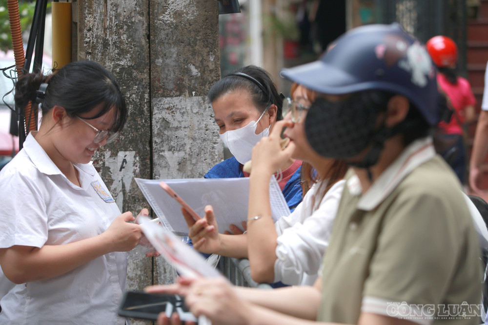 Một thí sinh cho biết: “Đề thi Văn năm nay khá hay và vừa sức. Theo em, mức điểm từ 7 đến 8 sẽ có nhiều bạn đạt được. Tuy nhiên, để đạt trên 8 điểm thì bài viết cần có sự sâu sắc và năng lực tư duy rất tốt”. clo_br_6r4a6401.jpg