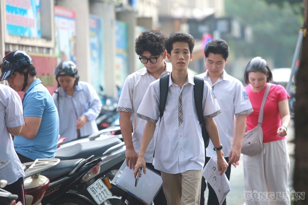 Sau khi hoàn thành hai môn thi bắt buộc là Ngữ văn và Toán trong ngày 11/6, nhiều thí sinh cho biết tâm lý khá thoải mái. Các em đánh giá đề thi phù hợp, làm bài tương đối tốt nên bước vào ngày thi cuối với sự tự tin hơn. clo_br_14.jpg