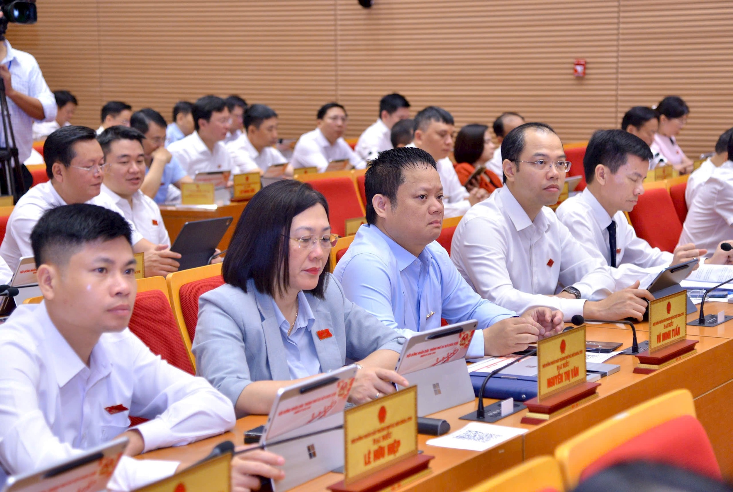 Các đại biểu tham dự phiên khai mạc kỳ họp. Ảnh: Thành Thái