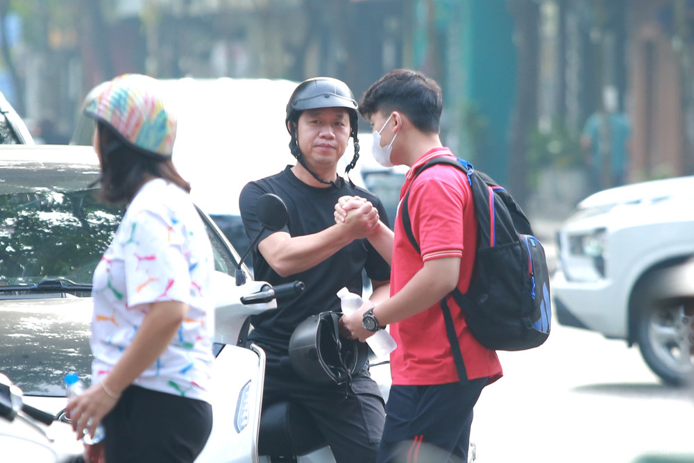Tại khu vực cổng trường, nhiều phụ huynh không giấu được sự vui vẻ và yên tâm, trước khi các thí sinh vào dự thi, vẫn không quên bắt tay động viên các em. Anh Tuấn, có con học tại Trường THPT Trung Văn cho biết, sau khi thấy con trở về với tâm trạng phấn khởi sau ngày thi đầu tiên, gia đình càng thêm tin tưởng vào kết quả của con trong hai môn tự chọn. clo_br_12.jpg