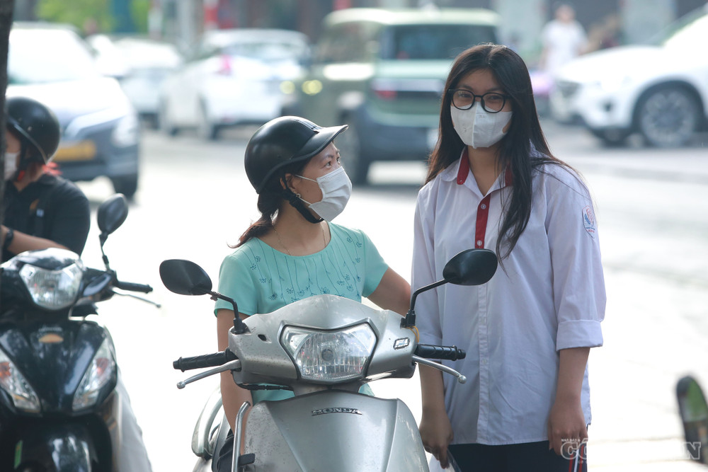 Một thí sinh cho biết, em đăng ký dự thi môn Tiếng Anh và Vật lý. Sau khi hoàn thành các môn thi bắt buộc, áp lực đã giảm đáng kể nên sáng nay em giữ tinh thần thoải mái để làm tốt hai bài thi cuối cùng. clo_br_9.jpg