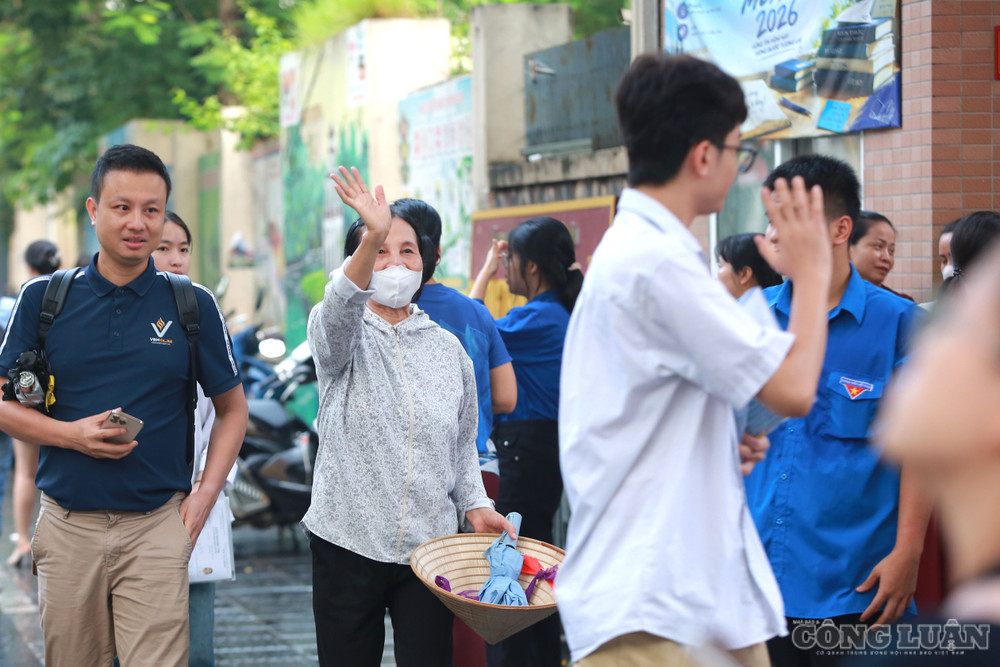 Khi tiếng trống báo hiệu giờ làm bài đến gần, những lời động viên, những cái vẫy tay từ phụ huynh vẫn hướng theo các em với hy vọng con mình hoàn thành tốt những bài thi cuối cùng. clo_br_8.jpg