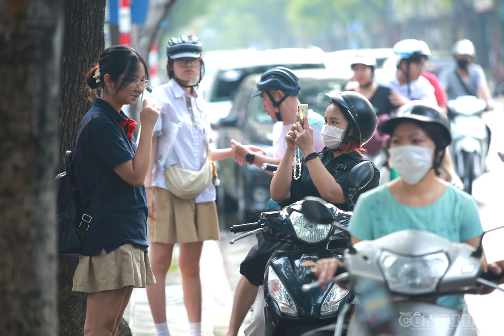 Trước giờ vào phòng thi, nhiều phụ huynh tranh thủ dặn dò con giữ tâm lý thoải mái, tự tin làm bài. Một số gia đình còn chụp ảnh lưu niệm cho các thí sinh trước cổng trường, để ghi lại khoảnh khắc đáng nhớ của kỳ thi quan trọng. clo_br_11.jpg