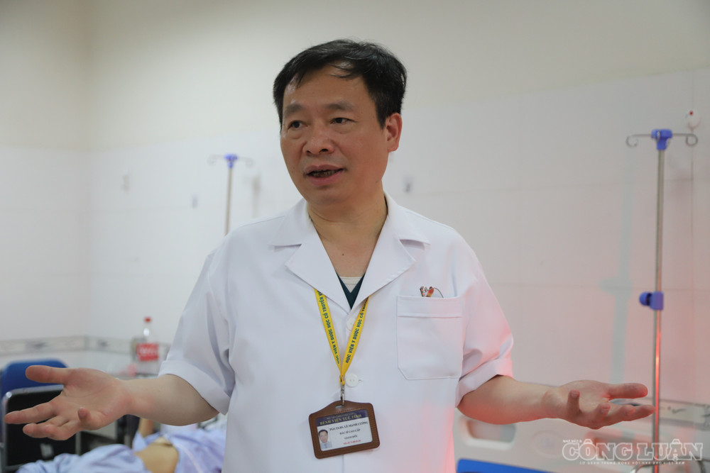 Thầy thuốc Ưu tú Lê Mạnh Cường, Giám đốc Bệnh viện Tuệ Tĩnh tại phòng bệnh chăm sóc bệnh nhân. clo_br_img-3723.jpg