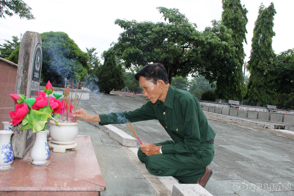 Đại tá Trần Thanh Hòa thắp hương cho các đồng đội tại Nghĩa trang liệt sỹ phường Đăk Cấm clo_br_z7933042405959-11af1b64ab0835031dd765f6d27c1657.jpg