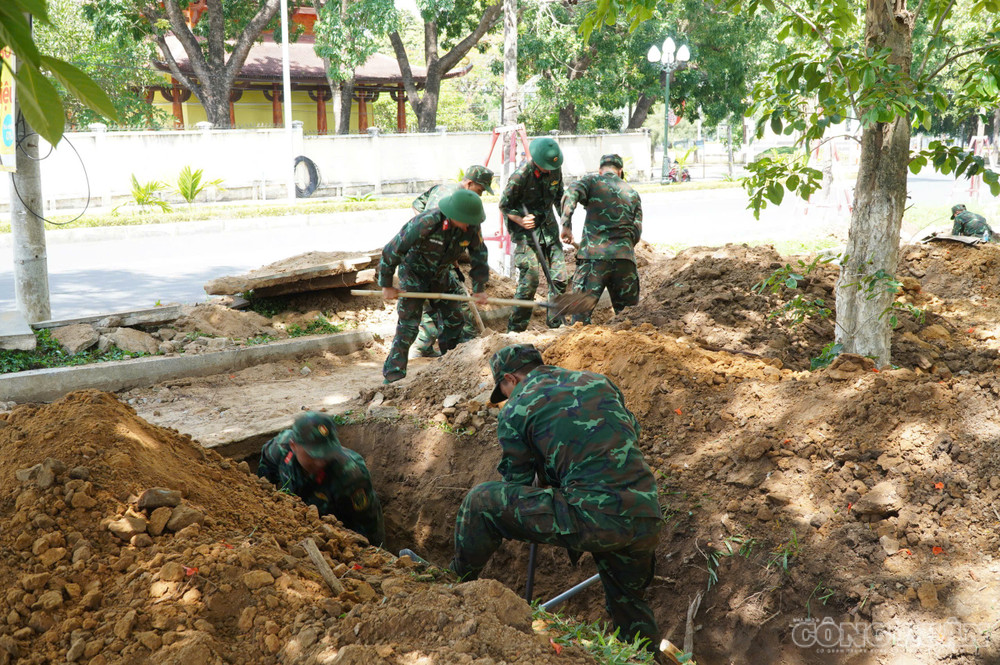 Cán bộ, chiến sĩ Đội K53 đào các rãnh ngang vuông góc với đường Trường Chinh clo_br_z7936972030090-d7b68549eca3bc076163a3b1eb82797d.jpg