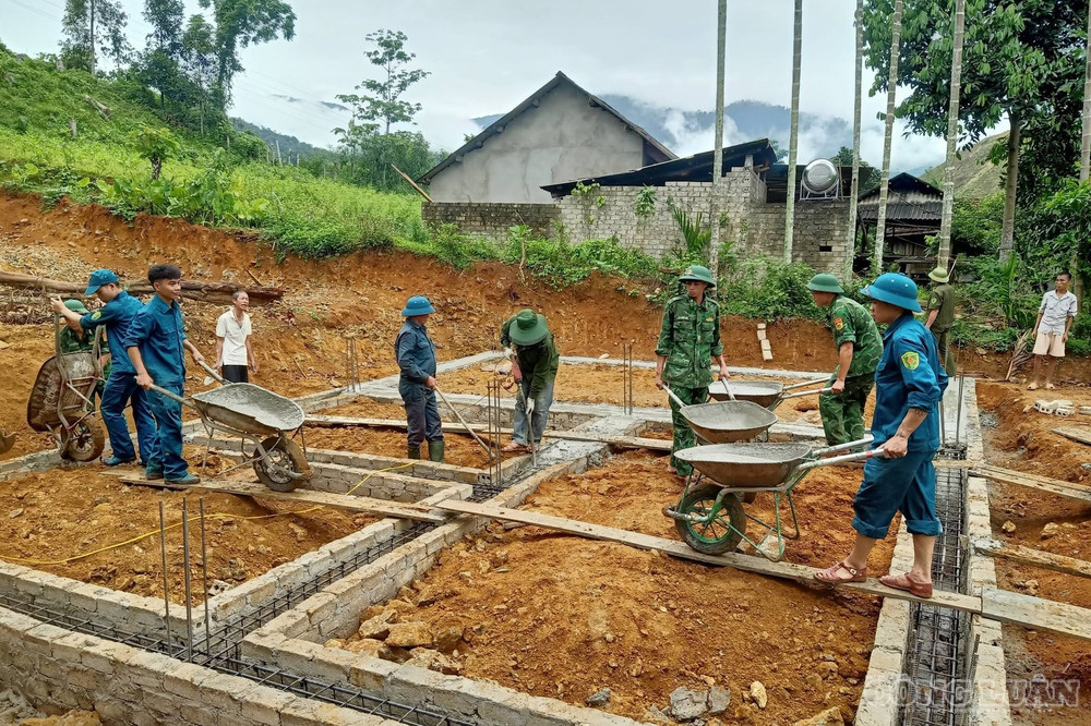 Các lực lượng đã tích cực trộn bê tông, vận chuyển vật liệu, đổ giằng móng công trình. (ảnh Kim Long) clo_br_1.jpg