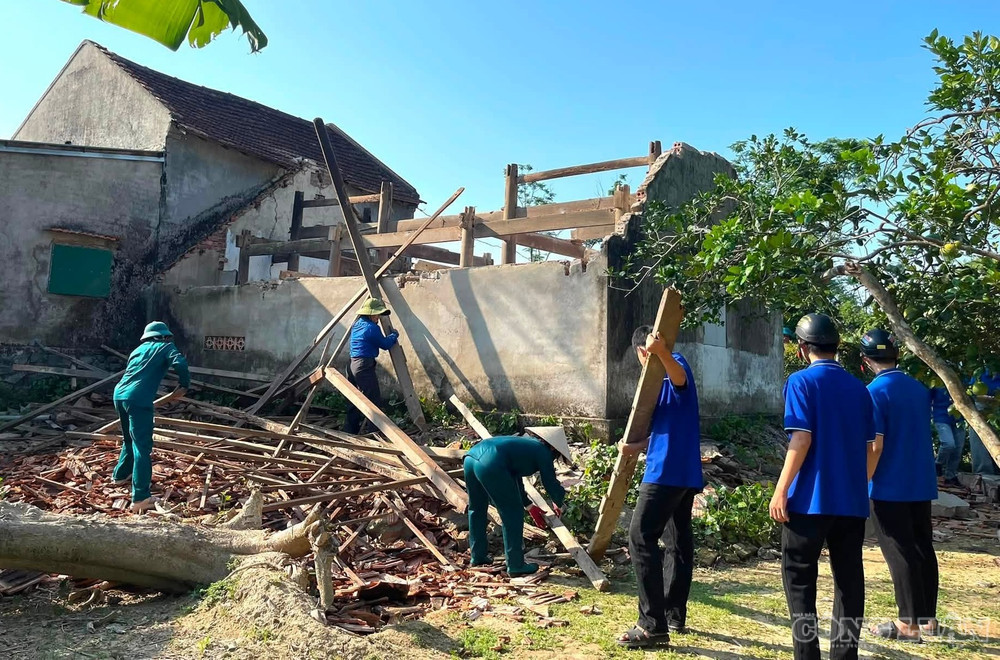 Đoàn viên thanh niên tham gia ngày công hỗ trợ sửa chữa nhà ở cho người có công với cách mạng. (ảnh Kim Long) clo_br_4.jpg