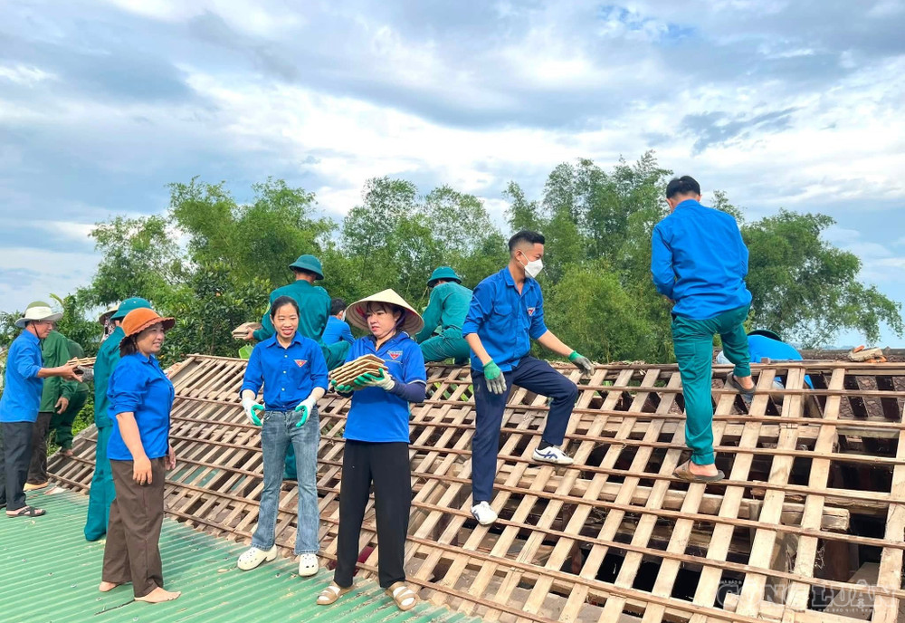 Mọi người đều mong muốn được đóng góp phần nhỏ bé của mình trong việc xây dựng nhà cho người có công với cách mạng. (ảnh Kim Long) clo_br_2.jpg