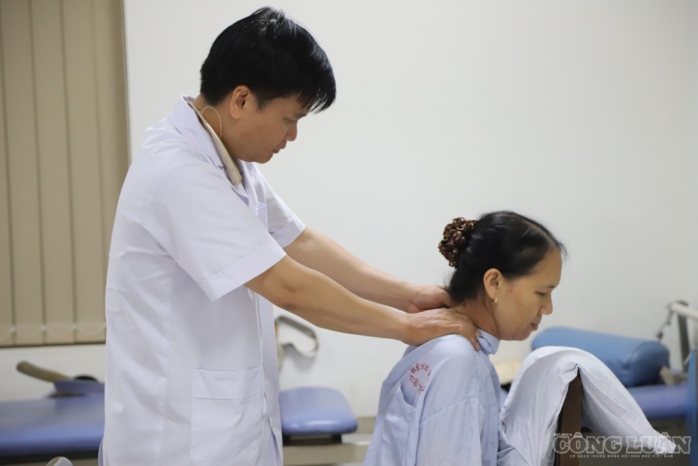 Người bệnh điều trị bằng y học cổ truyền tại Bệnh viện Tuệ Tĩnh. clo_br_img-3789.jpg