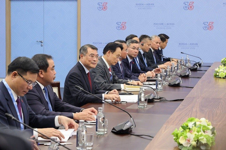 Nhân dịp này, Thủ tướng Chính phủ Lê Minh Hưng đã trân trọng mời Tổng thống Vladimir Putin tham dự Tuần lễ Cấp cao APEC dự kiến tổ chức tại Việt Nam vào năm 2027 tại Phú Quốc; tin tưởng rằng sự tham dự của Tổng thống Vladimir Putin và Đoàn đại biểu Nga tại sự kiện sẽ thúc đẩy hợp tác, phát triển, hòa bình và ổn định tại khu vực và trên thế giới - Ảnh: VGP