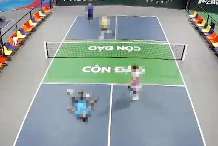 Người đàn ông gục ngã khi đang chơi pickleball. Ảnh: Cắt từ Clip pickleball-1-17820431388211579205362-1782099557498-178209955802497646899.jpg