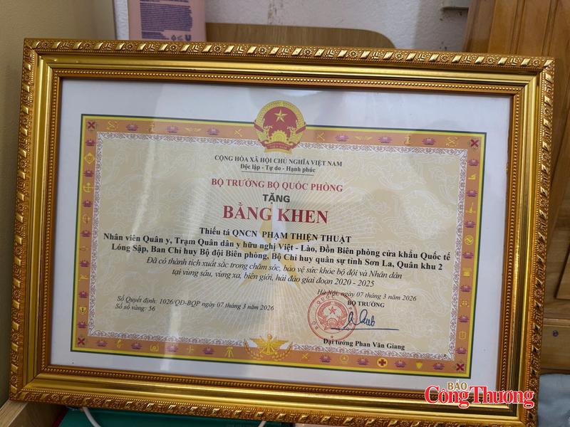 Những đóng góp bền bỉ của người bác sĩ quân hàm xanh đã được ghi nhận bằng nhiều phần thưởng cao quý. Ảnh: NVCC