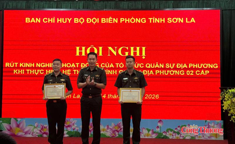 Thiếu tá Phạm Thiện Thuật vinh dự nhận Bằng khen của Bộ trưởng Bộ Quốc phòng vì có thành tích xuất sắc trong công tác chăm sóc, bảo vệ sức khỏe bộ đội và nhân dân vùng sâu, vùng xa, biên giới, hải đảo giai đoạn 2020 - 2025. Ảnh: NVCC