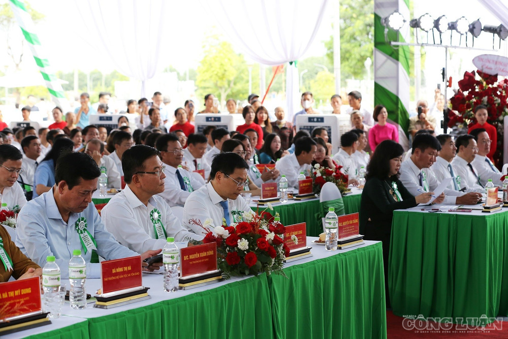 clo_br_khai-truong.jpg