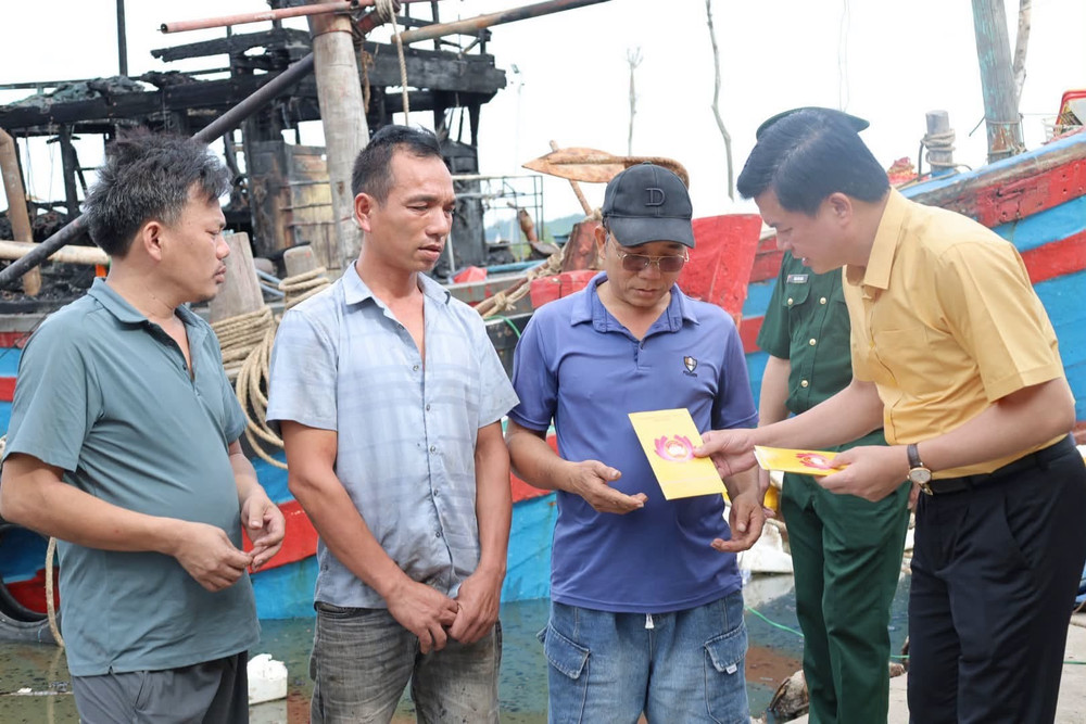 Đại diện lãnh đạo Ủy ban MTTQ Việt Nam tỉnh Nghệ An thăm hỏi, động viên các chủ tàu cá bị cháy. (ảnh MTTQ Nghệ An) h1.jpg