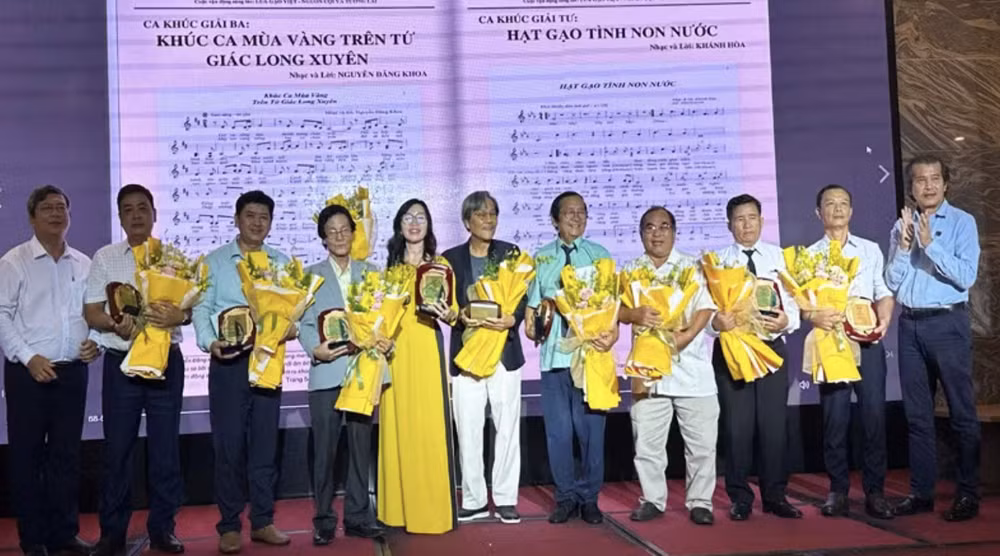 Đại diện Ban Tổ chức trao Giải thưởng ca khúc đến các tác giả đạt giải. Ảnh: BTC anh-man-hinh-2026-07-03-luc-014736.png