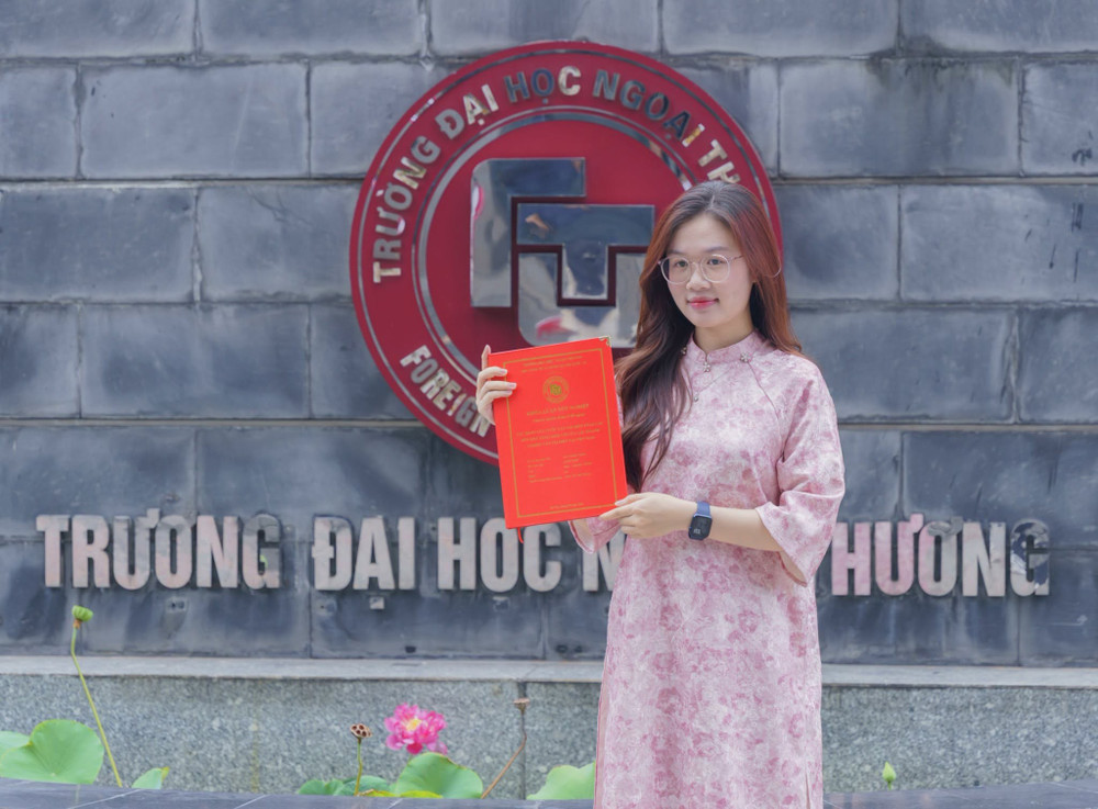 Sinh viên Đại học Ngoại thương nộp khoá luận tốt nghiệp năm 2026. Ảnh: FTU 728294525-4526955140959128-990751383731856103-n.jpg