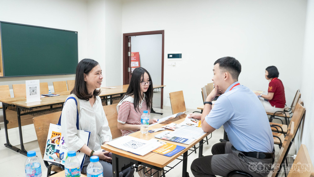 Sau khi biết điểm thi tốt nghiệp THPT, nhiều thí sinh bắt đầu cân nhắc giữa điểm chuẩn và cơ hội việc làm khi lựa chọn ngành học. clo_br_mkd09440-2686.jpg
