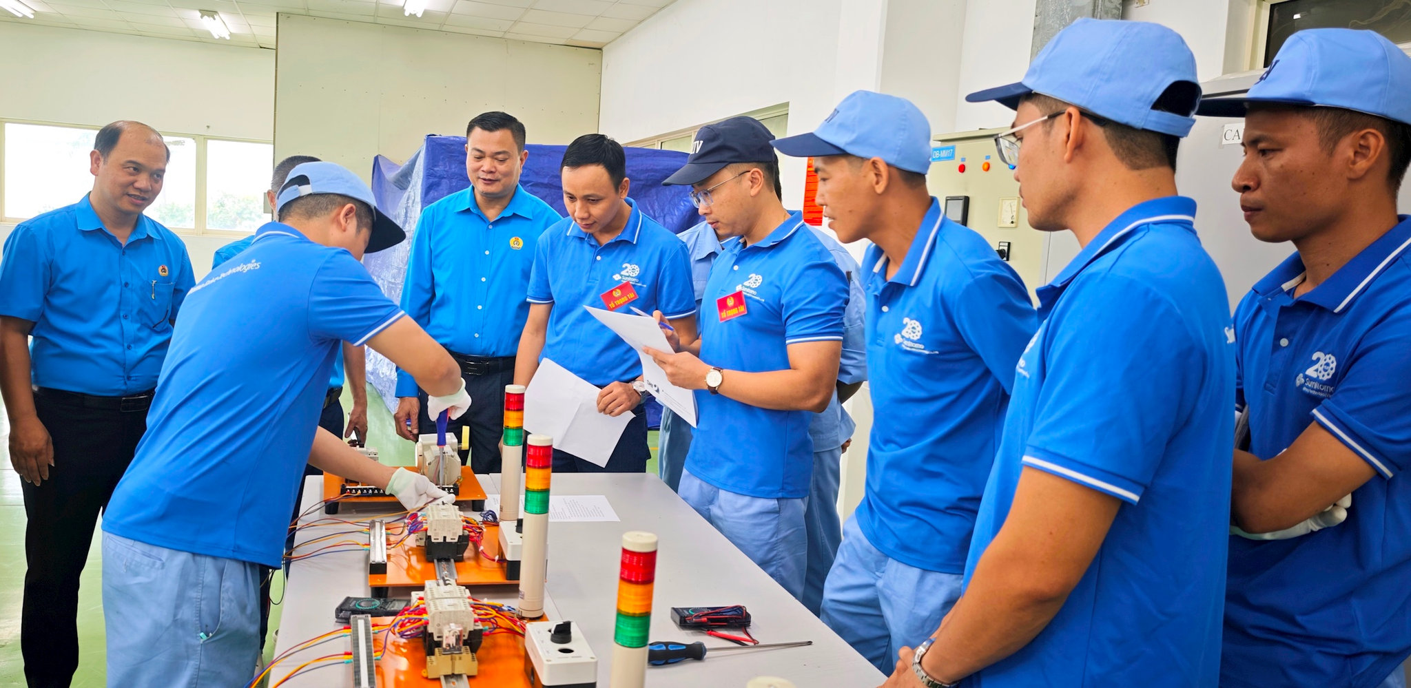 Lãnh đạo Công đoàn Các Khu Công nghệ cao và Khu Công nghiệp Hà Nội nắm bắt tình hình hoạt động ở cơ sở. Ảnh: Hải Hà.