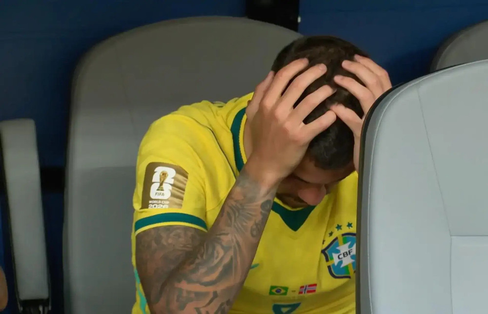 Bruno Guimaraes, người đá hỏng quả phạt đền của Brazil, ôm đầu ân hận sau trận. Ảnh: Tribuna anh-1.jpg