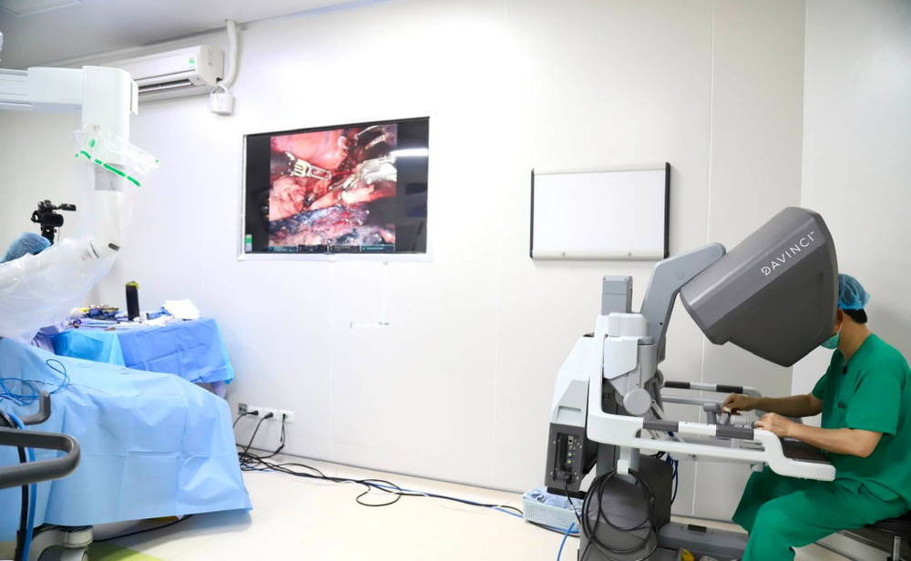 Phẫu thuật nội soi robot với nhiều ưu điểm mang lại hy vọng cho bệnh nhân ung thư. Ảnh: Bệnh viện K 738143030-1429379202558650-1261133511321389719-n.jpg