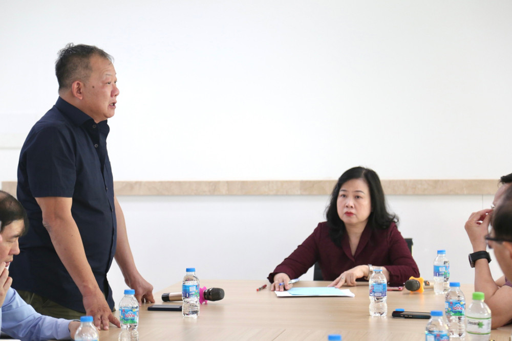 PGS.TS Dương Đức Hùng, Giám đốc Bệnh viện Hữu nghị Việt Đức báo cáo tại buổi làm việc. Ảnh: VGP/HM viet-duc-2.jpg
