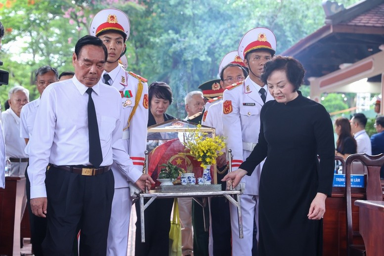 Phó Thủ tướng Chính phủ Phạm Thị Thanh Trà cùng các đại biểu thực hiện nghi thức quy tập, di chuyển hài cốt liệt sĩ vào nhà quàn - Ảnh: VGP