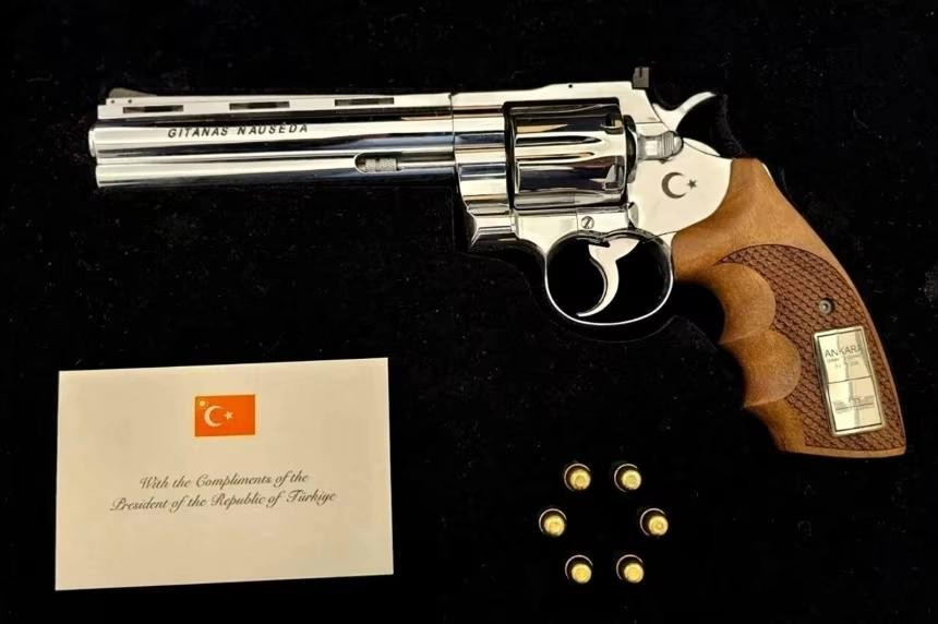 Khẩu súng được ông Erdogan tặng Tổng thống Litva Gitanas Nauseda. Ảnh: Văn phòng Tổng thống Litva tang-sung-cho-lanh-dao-nato-17-8362-7941-1783610792jpg.jpg