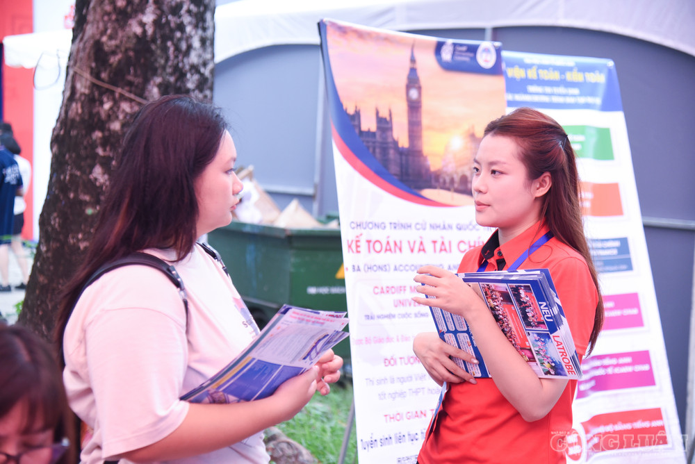 Thí sinh tìm hiểu thông tin tuyển sinh và cân nhắc lựa chọn ngành học, trường học trước thời điểm chốt nguyện vọng xét tuyển đại học năm 2026. Ảnh: Xuân Quý clo_br_dsc-6815.jpg
