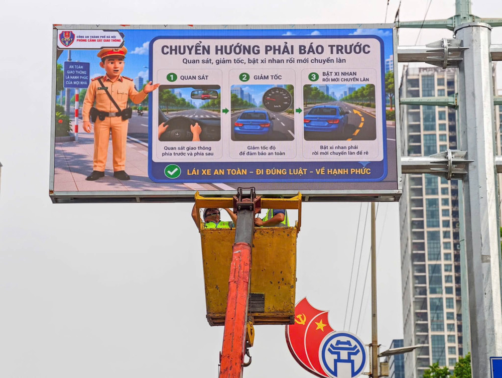 Theo CSGT Hà Nội, mỗi màn hình LED có kích thước 4 x 2 m, được lắp đặt trên giá long môn cao khoảng 2 m tại các vị trí thuận lợi để người điều khiển phương tiện dễ dàng quan sát và tiếp cận thông tin. Ảnh: Cục CSGT 746399644-1055399106823407-8217051888512659464-n.jpg
