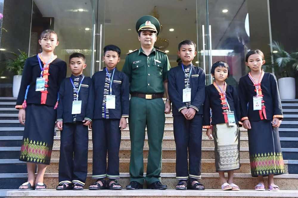 Em Xeo Thị Hoa (ngoài cùng bên trái) tham dự Chương trình "Thắp sáng ước mơ" năm 2019. ảnh: NVCC 1.jpg