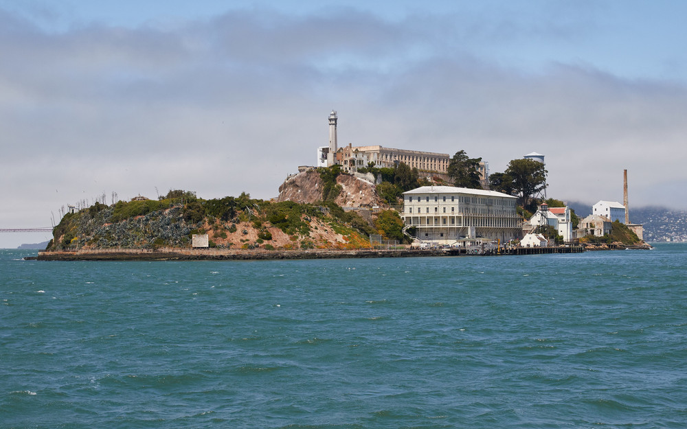 Đảo Alcatraz, vịnh San Francisco, Mỹ. Ảnh: CC/Frank Schulenburg alcatraz-island-as-seen-from-the-east.jpg