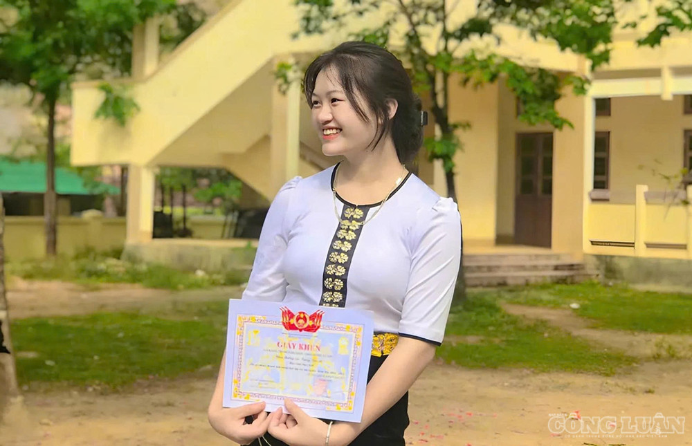 Nhờ nổ lực không ngừng nghỉ, Hoa đã trở thành sinh viên sư phạm, nuôi ước mơ "cõng" chữ về bản. Ảnh: Kim Long clo_br_03.jpg