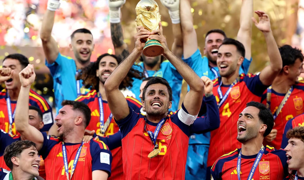 Các cầu thủ Tây Ban Nha hạnh phúc nâng cao chiếc cúp vô địch thế giới. Ảnh: FIFA wc-tay-ban-nha.jpg