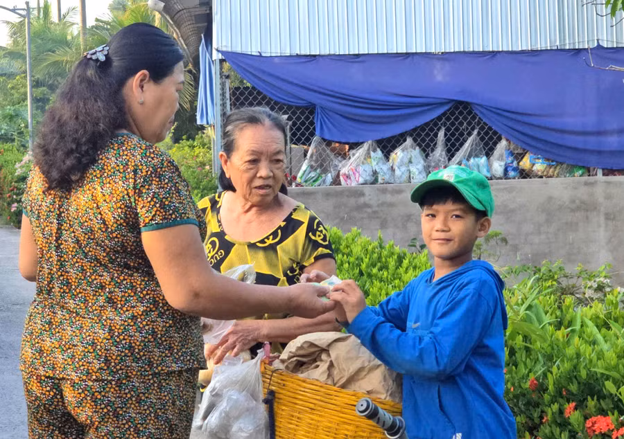 Niềm vui đơn giản của Bằng là bán xong sớm và về nhà với ông bà nội. z8063612811390-dc4a8b8d7e87174ff0b388e2fe6fda1c-1400.jpg