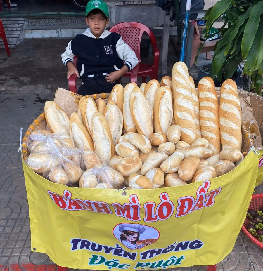 Lúc chưa đạp xe bán bánh mì, Bằng ngồi bán ở chợ nhưng không đắt hàng. z8063557673444-8b3aecb4ae91ef580955939143b8493a-4815.jpg
