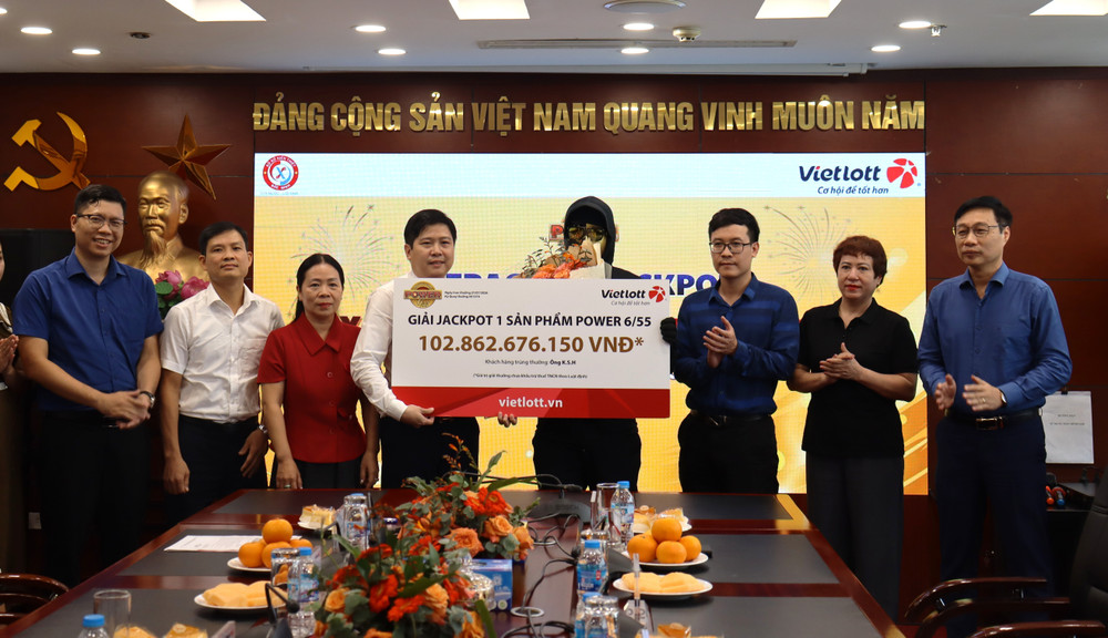 Ông K.S.H nhận giải Jackpot 1 xổ số tự chọn Power 6/55 với giá trị hơn 102,8 tỷ đồng. Ảnh: Vietlott img-6102.jpg