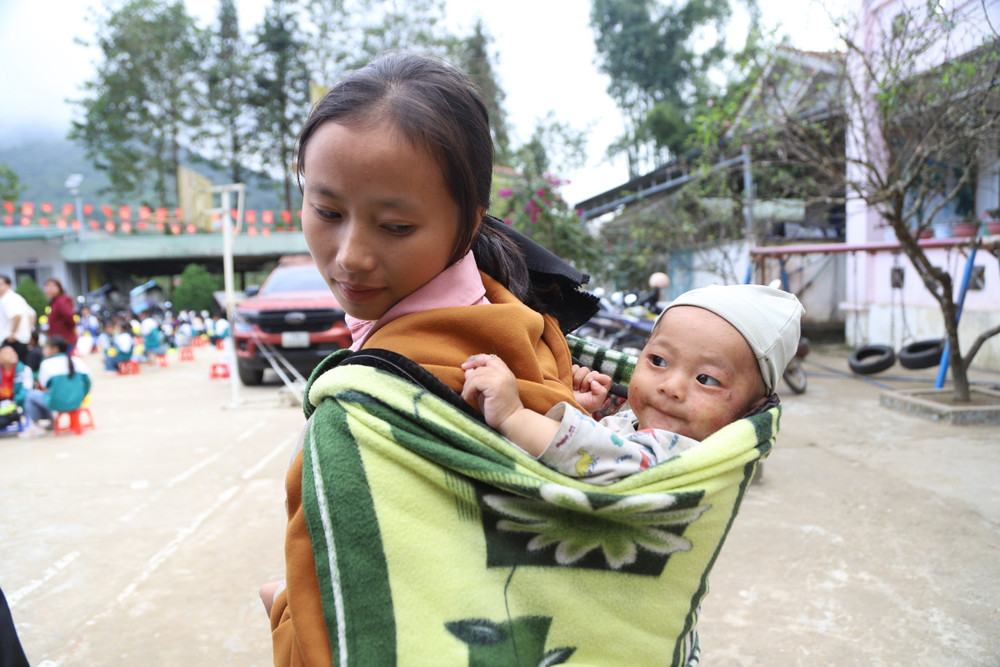 Mẹ và em bé tại xã Dào San, tỉnh Lai Châu. Ảnh: Văn Hiền. anh-2.jpg
