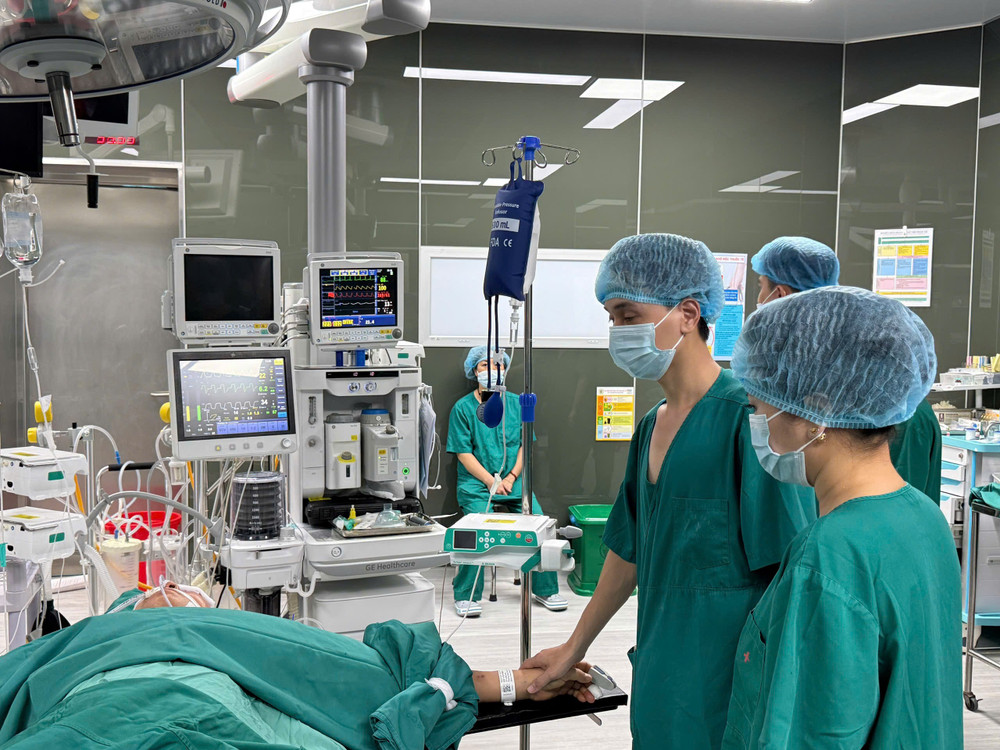 Anh Khánh, con trai bệnh nhân vào nói lời tạm biệt cha trước khi ekip thực hiện lấy mô, tạng. Ảnh: Vân Anh 1784715079709-4930085232115282916-g595116516814362317-069523b64b30551f58e42495607e71fc.jpg