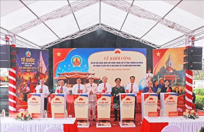 Các đại biểu thực hiện nghi thức khởi công Dự án sửa chữa, nâng cấp Nghĩa trang liệt sĩ tỉnh và trùng tu Đền thờ 10 Anh hùng liệt sĩ khởi nghĩa Hòn Khoai, tại phường An Xuyên, tỉnh Cà Mau. Ảnh: Huỳnh Anh/TTXVN. Các đại biểu thực hiện nghi thức khởi công Dự án sửa chữa, nâng cấp Nghĩa trang liệt sĩ tỉnh và trùng tu Đền thờ 10 Anh hùng liệt sĩ khởi nghĩa Hòn Khoai, tại phường An Xuyên, tỉnh Cà Mau. Ảnh: Huỳnh Anh/TTXVN.