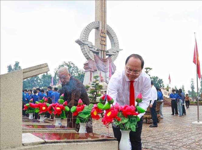 Bí thư Tỉnh ủy Cà Mau Nguyễn Hồ Hải dâng hương tưởng niệm các Anh hùng liệt sĩ tại Nghĩa trang liệt sĩ tỉnh Cà Mau. Ảnh: Huỳnh Anh/TTXVN. Bí thư Tỉnh ủy Cà Mau Nguyễn Hồ Hải dâng hương tưởng niệm các Anh hùng liệt sĩ tại Nghĩa trang liệt sĩ tỉnh Cà Mau. Ảnh: Huỳnh Anh/TTXVN.