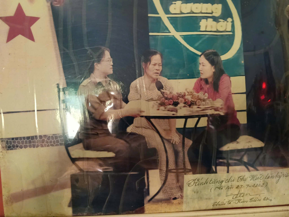 Bà Phùng Thị Huệ tham gia chương trình "Người đương thời" của Đài Truyền hình Việt Nam ngày 27/7/2002. Hành trình giữ trọn lời hẹn với liệt sĩ Đặng Xuân Thọ đã lay động hàng triệu khán giả cả nước. Ảnh NVCC 1785134312971-6213065507825444208-6213065507825444208-h.jpg