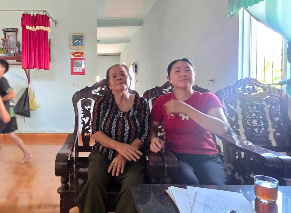 Bà Phùng Thị Huệ (bên trái) trong căn nhà nhỏ bên dòng sông Lam, nơi bà đã lặng lẽ gìn giữ hương khói và lời hẹn với liệt sĩ Đặng Xuân Thọ suốt hơn nửa thế kỷ. Ảnh TP 1785134339211-6213065507825444208-6213065507825444208-h.jpg