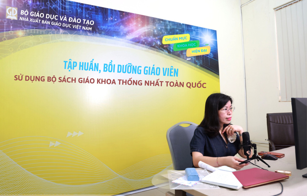 Tập huấn, bồi dưỡng sử dụng bộ sách giáo khoa (SGK) thống nhất dành cho giáo viên và cán bộ quản lí giáo dục trên phạm vi toàn quốc. anh3-1636.jpg