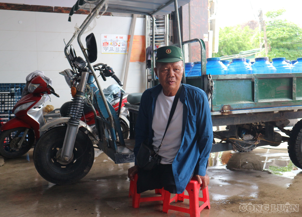 Mất hai chân, ông Trường phải kê ghế để di chuyển. Ảnh: Kim Long clo_br_3.jpg