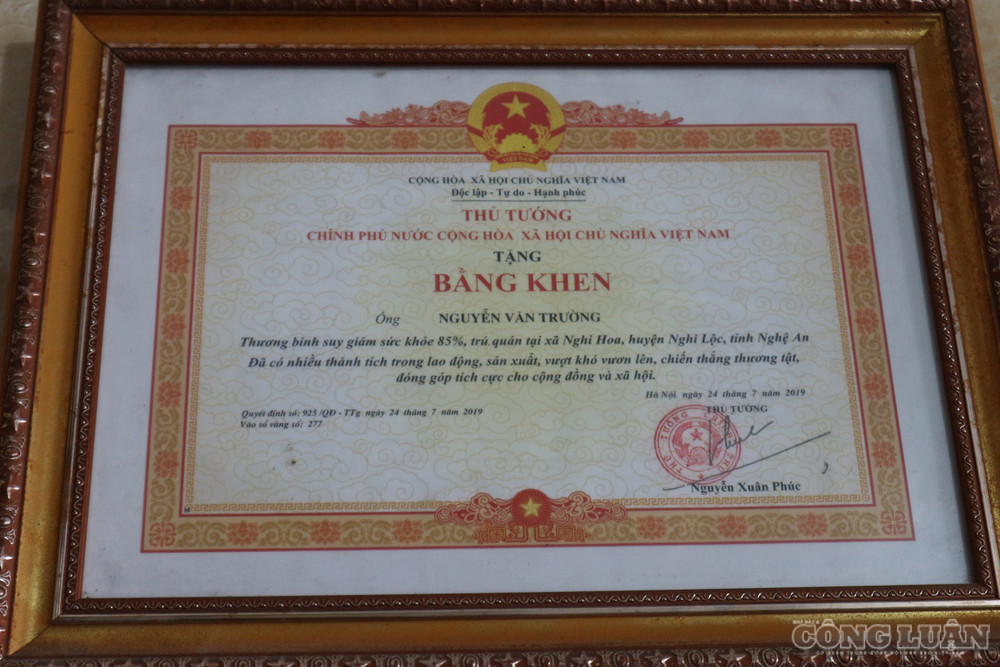 Thương binh Nguyễn Văn Trường vinh dự được nhận Bằng khen của Thủ tướng Chính phủ vì đã có thành tích trong lao động, sản xuất, vượt khó vươn lên, chiến thắng thương tật, đóng góp tích cực cho cộng đồng và xã hội.. Ảnh: Kim Long clo_br_5.jpg
