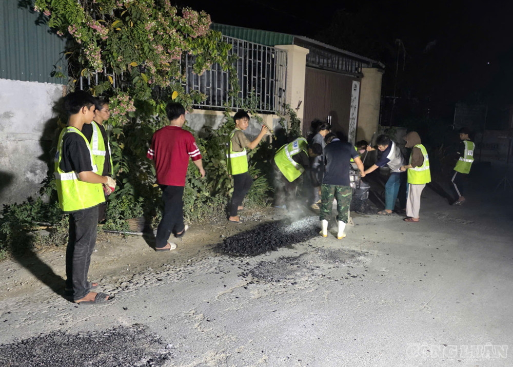 Anh Hòa cùng nhóm thiện nguyện thường lấp ổ gà vào ban đêm. Ảnh: Kim Long clo_br_1.jpg