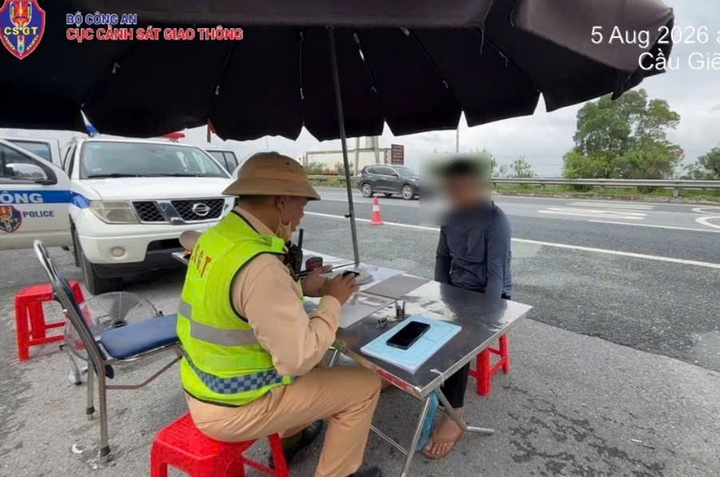 Lực lượng cảnh sát giao thông lập biên bản với lái xe mô tô vi phạm. Ảnh: Cục Cảnh sát giao thông